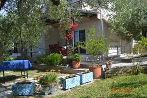 Vonkajšia záhrada v ubytovaní Beautiful maisonette (Όμορφη μεζονέτα)