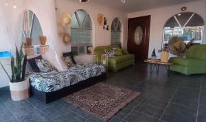 uma sala de estar com um sofá e duas cadeiras em Casa Calis Cancún em Cancún
