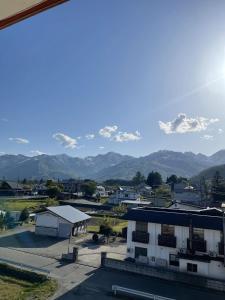 a view of a city with mountains in the background at Felse Inn Gakusui in Hakuba