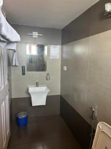 uma casa de banho com um lavatório e um espelho em Casa Felicia-Adding happy moments to your diary em Ooty