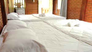 سرير أو أسرّة في غرفة في Du Nam Riverside Tour Trọn Gói