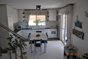 Kuchyňa alebo kuchynka v ubytovaní Beautiful maisonette (Όμορφη μεζονέτα)