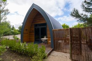 une maison en forme de dôme avec une terrasse et une clôture dans l'établissement Benger Garden Chalets, à Millers Flat