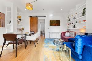 Zona d'estar a The QUEEN of Marylebone - Luxury Victorian Apartment