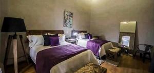 سرير أو أسرّة في غرفة في Hotel Melina Toluca