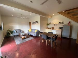 un soggiorno con tavolo e cucina di Captain Moonlight Cottage a Mount Beauty