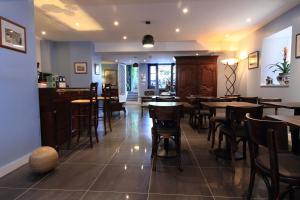 ein Restaurant mit Tischen und Stühlen und einer Bar in der Unterkunft Hôtel Ohartzia in Saint-Jean-de-Luz
