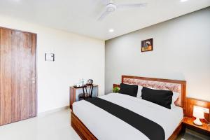 En eller flere senger på et rom på Shivam Hotel