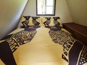 Katil atau katil-katil dalam bilik di Ridge View Cottage Blue Mountain Wilderness Retreat