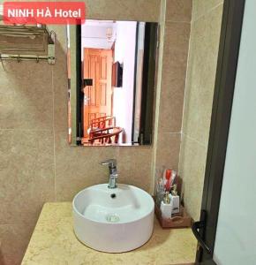 Ett badrum på Khách Sạn Ninh Hà