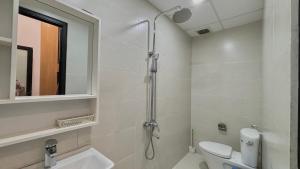 Our Homestay in Hue - SELF CHECKIN في هوى: حمام مع مرحاض ومغسلة ومرآة