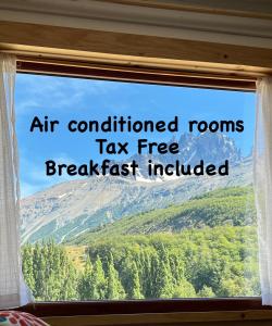 Klimatyzowany pokój z bezpłatnym śniadaniem wliczonym w cenę, widocznym przez okno w obiekcie B&B y Cabañas Cerro Castillo w mieście Villa Cerro Castillo