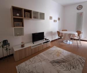 a living room with a television and a table and chairs at Da Vinci Refuge 2 in Limonta