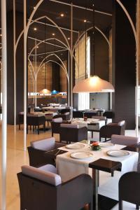 A restaurant or other place to eat at Armani Hotel Dubai, Burj Khalifa