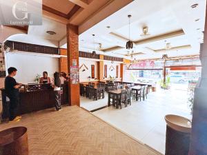 ein Restaurant mit Leuten, die an einer Theke stehen in der Unterkunft Vang Vieng Central Hotel in Vang Vieng