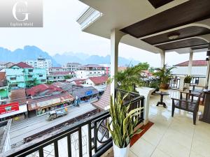 einen Balkon mit Blick auf einen Zug in der Unterkunft Vang Vieng Central Hotel in Vang Vieng