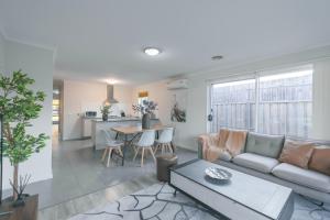A seating area at Spacious Oasis 3br House In Truganinacar Park