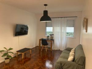 ein Wohnzimmer mit Sofa und Tisch in der Unterkunft Excelente ubicación y comodidad in Buenos Aires