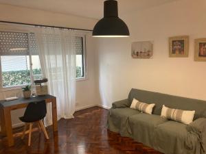 ein Wohnzimmer mit einer grünen Couch und einem Tisch in der Unterkunft Excelente ubicación y comodidad in Buenos Aires + 12 Fotos