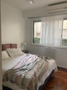 ein Schlafzimmer mit einem Bett und zwei Fenstern in der Unterkunft Excelente ubicación y comodidad in Buenos Aires