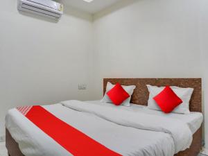 En eller flere senge i et værelse på OYO Hotel Shivansh