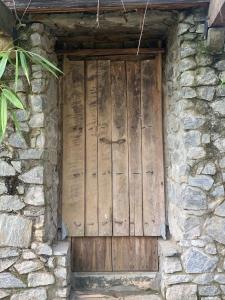 una puerta de madera en el lateral de un edificio de piedra en TRANQUIL Tropical Hideaway en Kaduwela