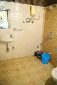 Andheri Sports Complex - VIP Guest House في مومباي: حمام مع حوض ومرحاض ومرآة