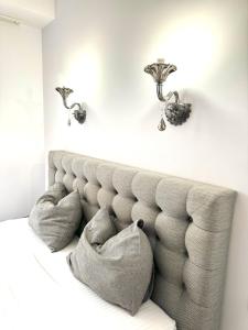 ein Sofa in einem Zimmer mit zwei Vögeln an der Wand in der Unterkunft Firenze Apartment in Timişoara
