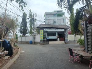 een gebouw aan de kant van een straat met een tafel bij Nhà nghỉ thảo ngân in Bình Mỹ