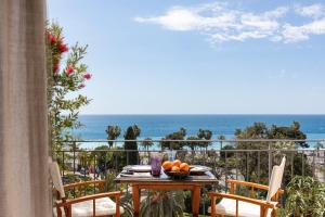 una mesa con un bol de naranjas en un balcón con vistas al océano en Unique sea view apartment, center, 100m2 en Niza