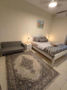 Postel nebo postele na pokoji v ubytování EEYANA HOMESTAY LAGENDA, TELUK INTAN