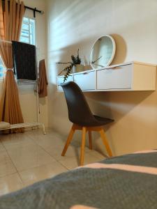 TV a/nebo společenská místnost v ubytování EEYANA HOMESTAY LAGENDA, TELUK INTAN