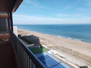 a balcony with a view of the beach at Desconexión y Relax in Mareny Blau