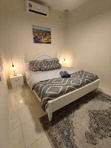 Postel nebo postele na pokoji v ubytování EEYANA HOMESTAY LAGENDA, TELUK INTAN + 5 fotografií