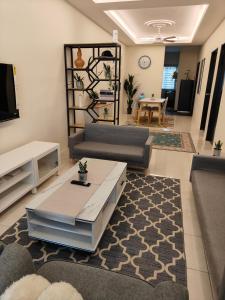 TV a/nebo společenská místnost v ubytování EEYANA HOMESTAY LAGENDA, TELUK INTAN