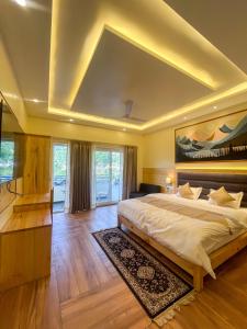 ein großes Schlafzimmer mit einem großen Bett mit Kassettendecke in der Unterkunft Heryk Hillview Hotel in Dharamshala