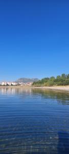 a large body of water with a beach in the background at Tatvan Kamp Alanı in Tatvan