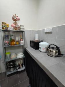 Kuchyň nebo kuchyňský kout v ubytování EEYANA HOMESTAY LAGENDA, TELUK INTAN