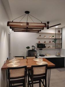 uma sala de jantar com uma mesa de madeira e cadeiras em Kudrat Paradise - Full Villa By AP Villas em Indore