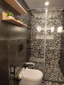 łazienka z toaletą i prysznicem w obiekcie Kudrat Paradise - Full Villa By AP Villas w mieście Indore