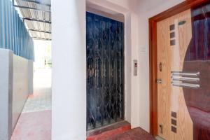 Super Collection O Sri Balaji Luxury rooms في حيدر أباد: باب لمبنى به نافذة زجاجية