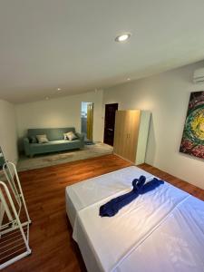 - une chambre avec un lit doté d'un ruban bleu dans l'établissement Nest Beach Club, à Koh Rong