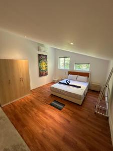 - une chambre avec un lit et du parquet dans l'établissement Nest Beach Club, à Koh Rong