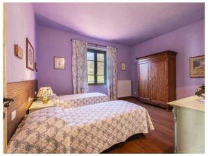Villa Popiglio tesisinde bir odada yatak veya yataklar