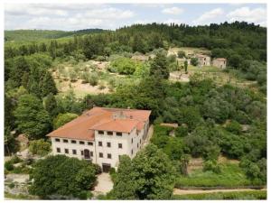 una vista aérea de una casa grande con techo rojo en Villa Rignano Comfortable holiday residence, en Rignano sullʼArno