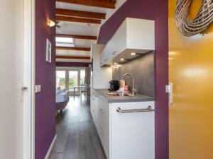 Dapur atau dapur kecil di Stylish Zeeland Stay BBQ +32 gambar