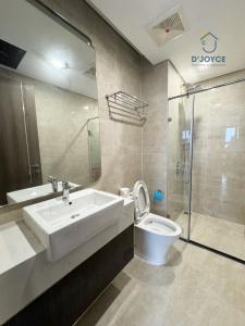 une salle de bain avec un lavabo, des toilettes et une douche dans l'établissement JOYCE-Celia 27, à Hai Phong 10 autres photos
