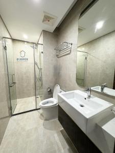 une salle de bain avec un lavabo, des toilettes et une douche dans l'établissement JOYCE-Celia 27, à Hai Phong