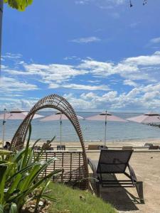 un paio di sedie su una spiaggia con l'oceano di The Mactan Suite at The Mactan Newtown Resort a Punta Engaño