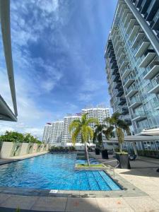 Piscina di The Mactan Suite at The Mactan Newtown Resort o nelle vicinanze